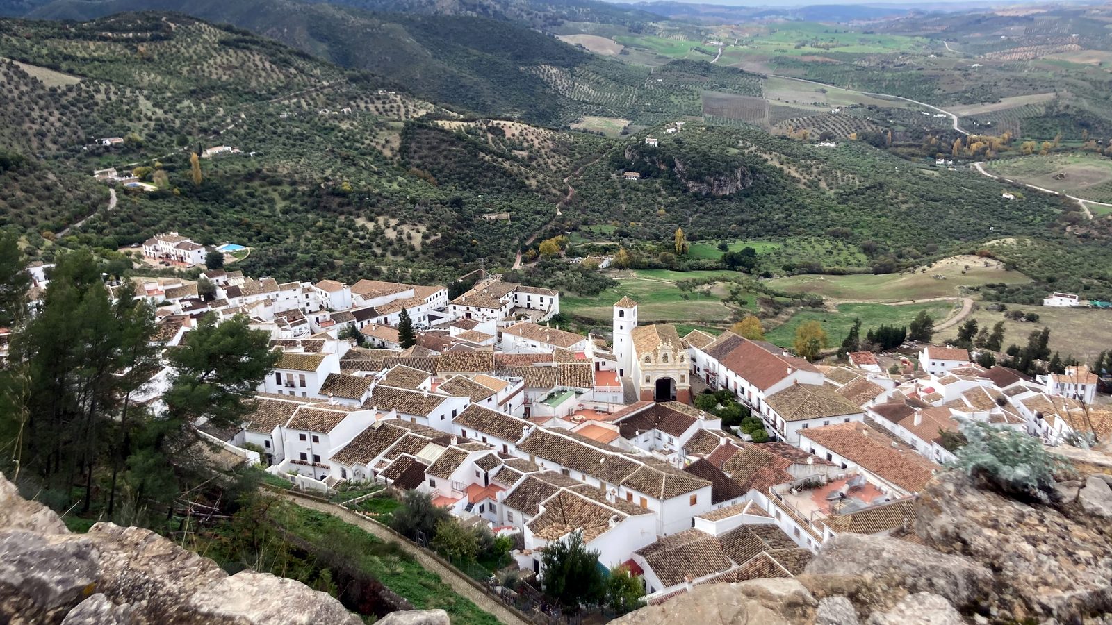 Village blanc andalou surplombant la Méditerranée