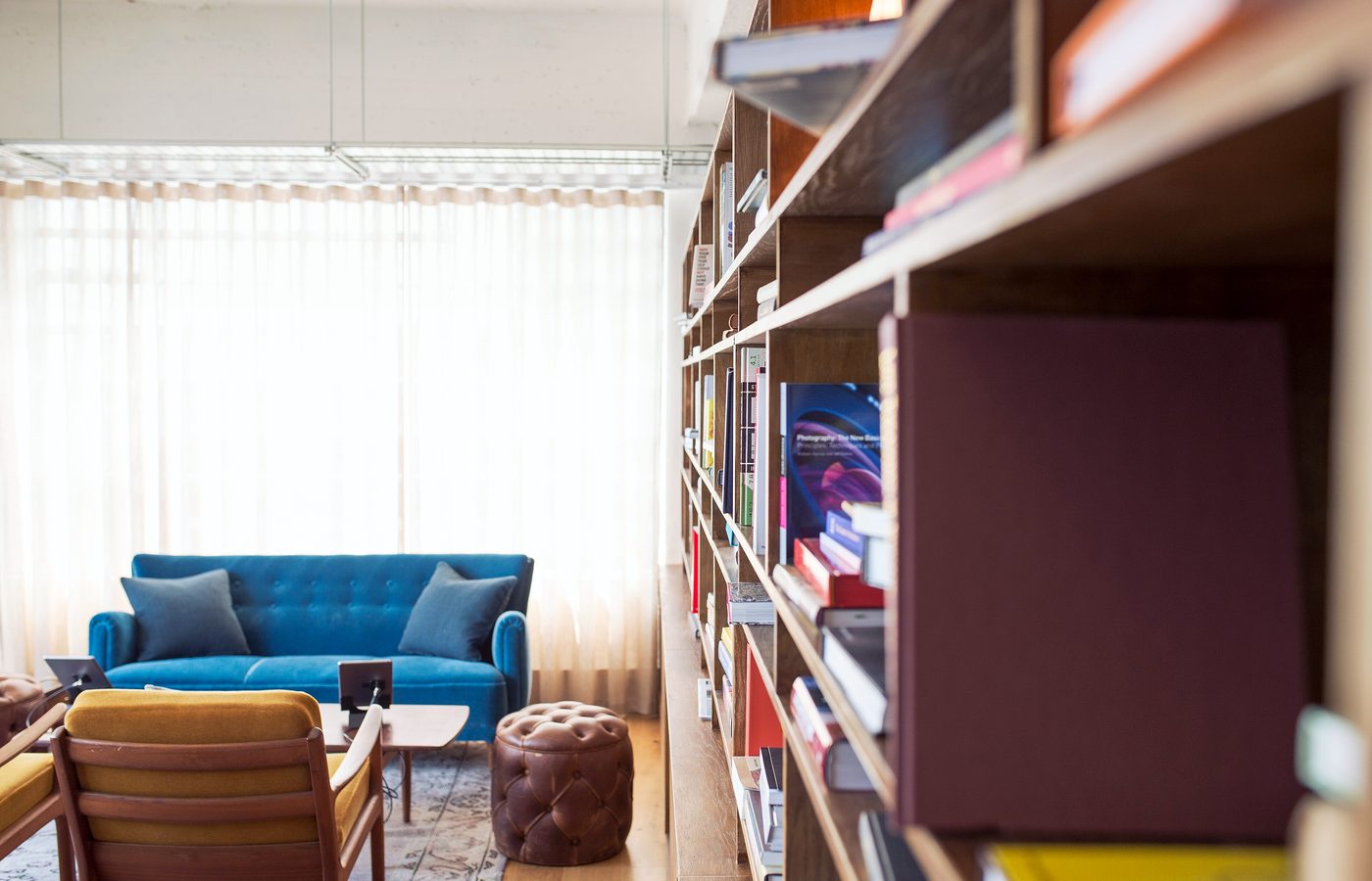 Bibliothèque et coin de lecture